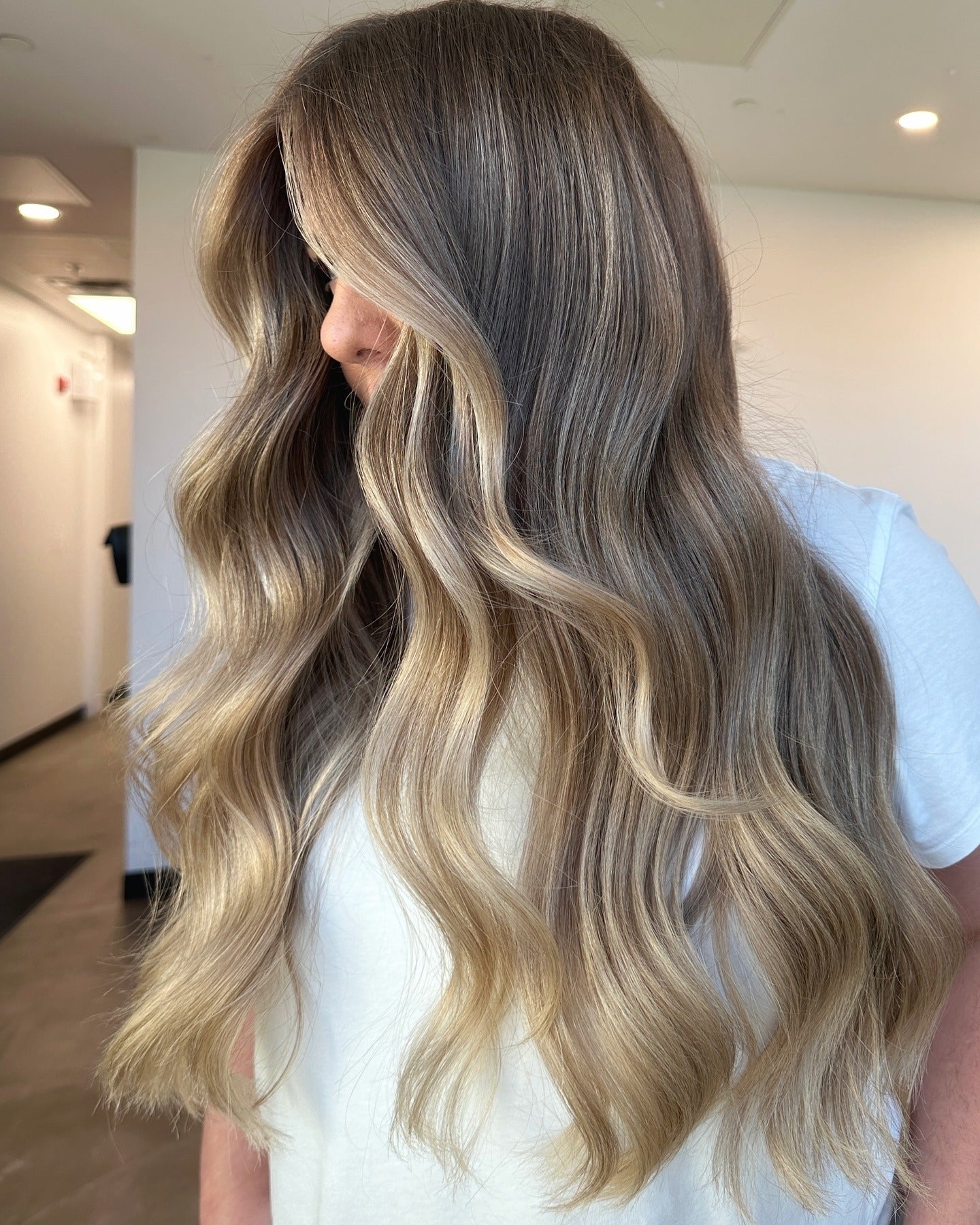 12. verwurzelte Honigblondes Balayage mit weichen Wellen (langblondes Haar)
