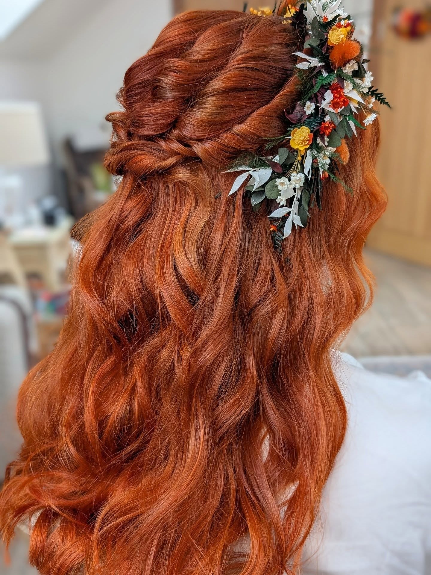 12. Rustikale Half-Up-Wellen mit kupferroter Dimension (Boho-Frisuren)