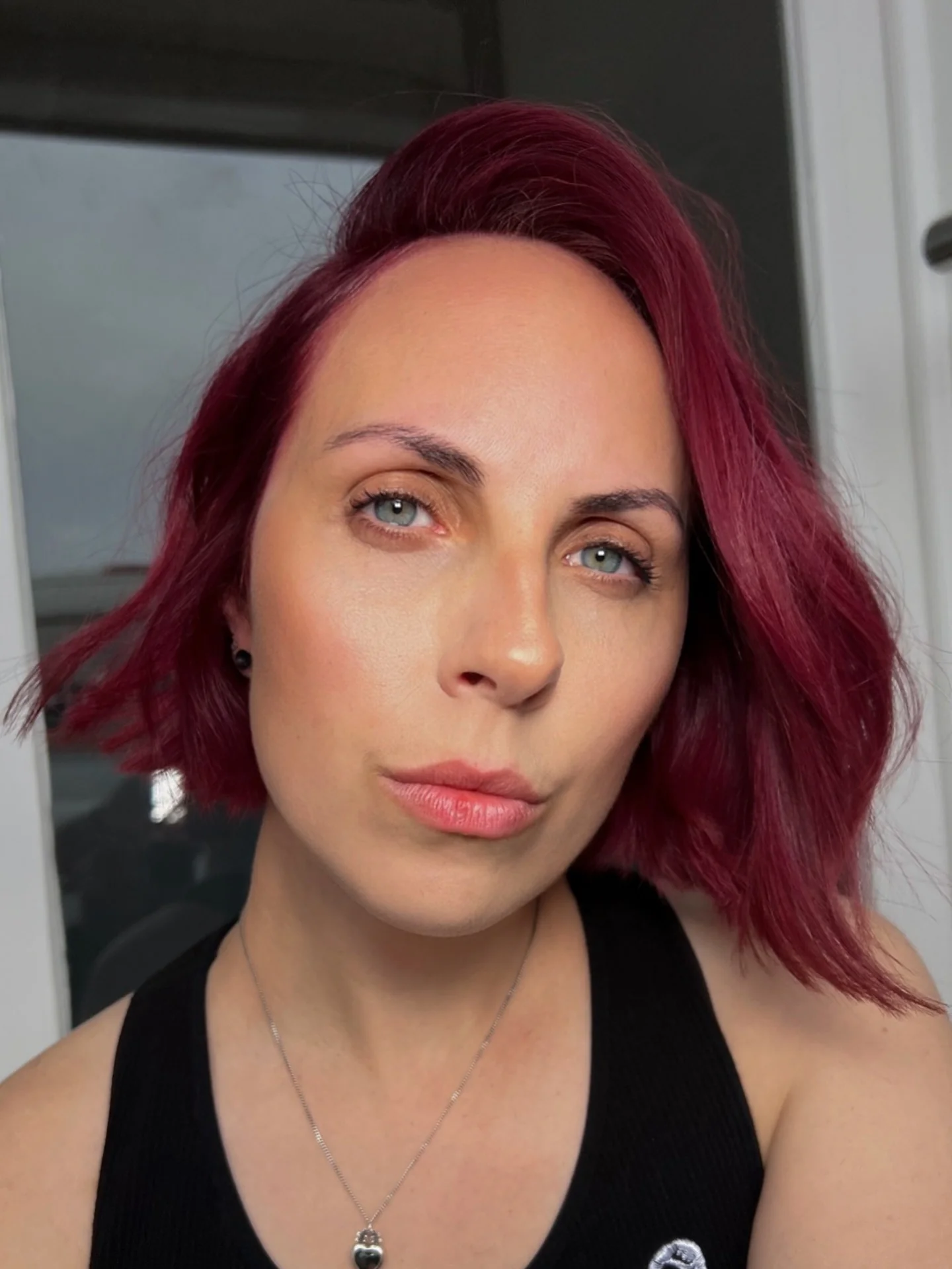 12. Kurzer Burgunder-Seitenteil-Bob (dunkle Burgunder-Haarfarbe)