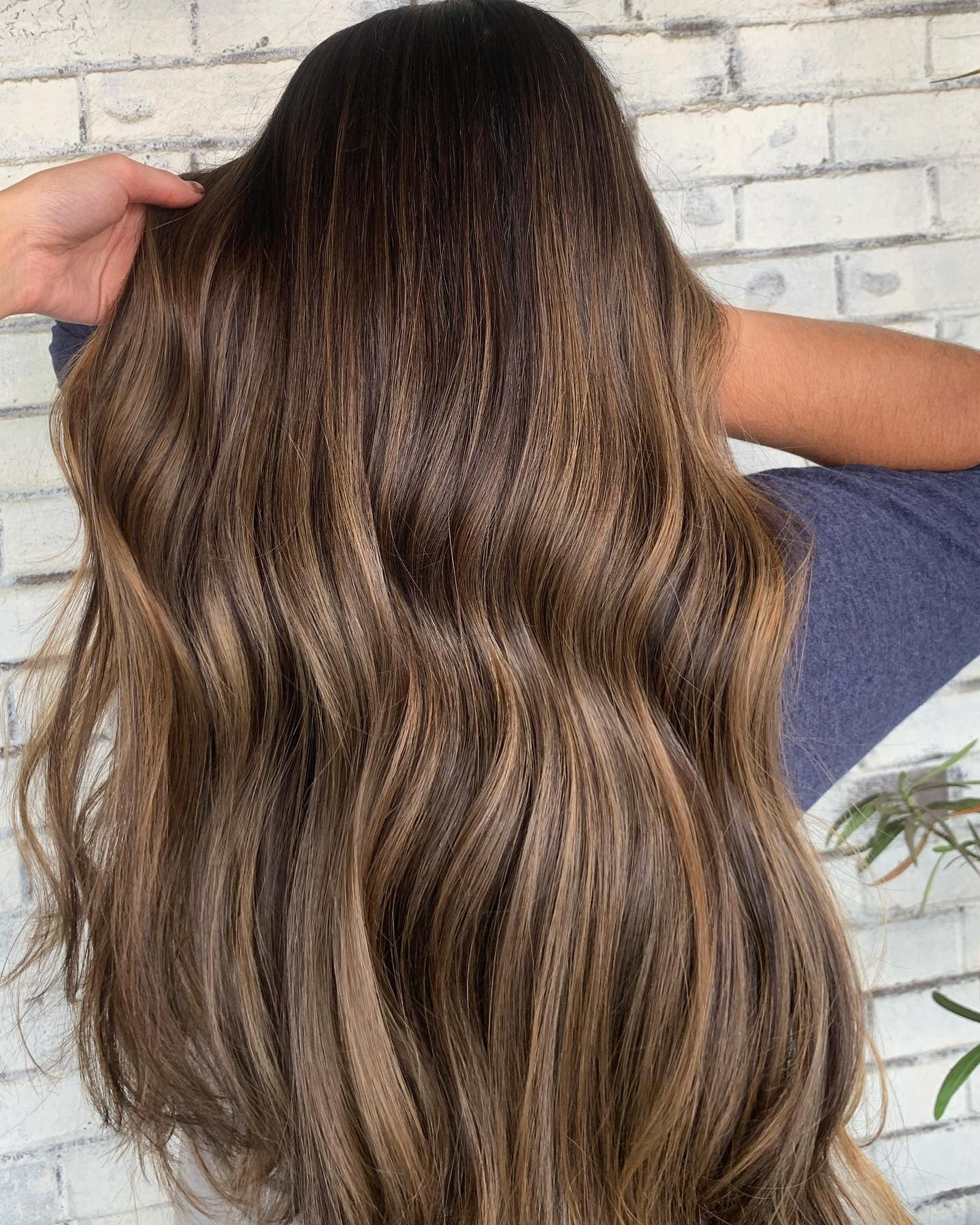 12. Seidiges Walnuss-Balayage (Schokoladen-Toffee-Haarfarbe)