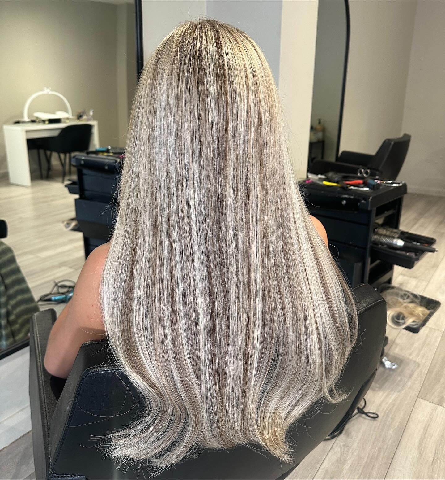 12. Silberblonde Mischung mit dezenter Wurzelschattierung (blondes Haar mit Lowlights)