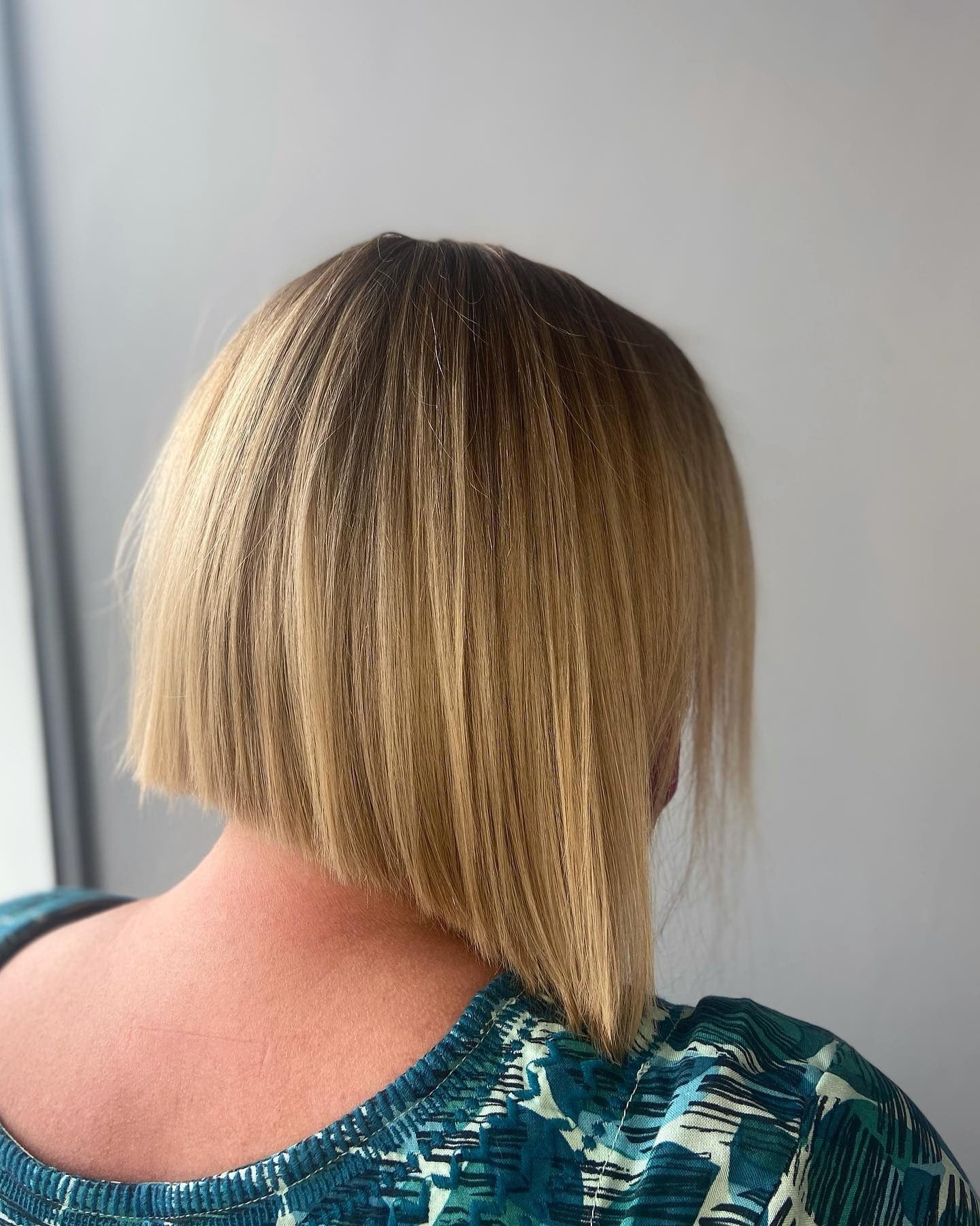 12. Glatter abgewinkelter Bob mit goldbeigem Blond (abgewinkelte Bob-Frisuren)