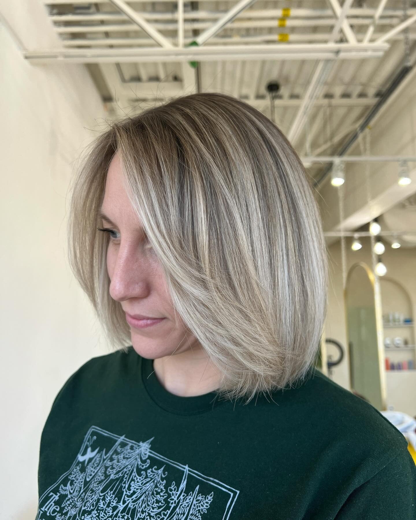 12. Sleek Blonde Lob mit Schattenwurzel (Frisuren der Chic-Länge)