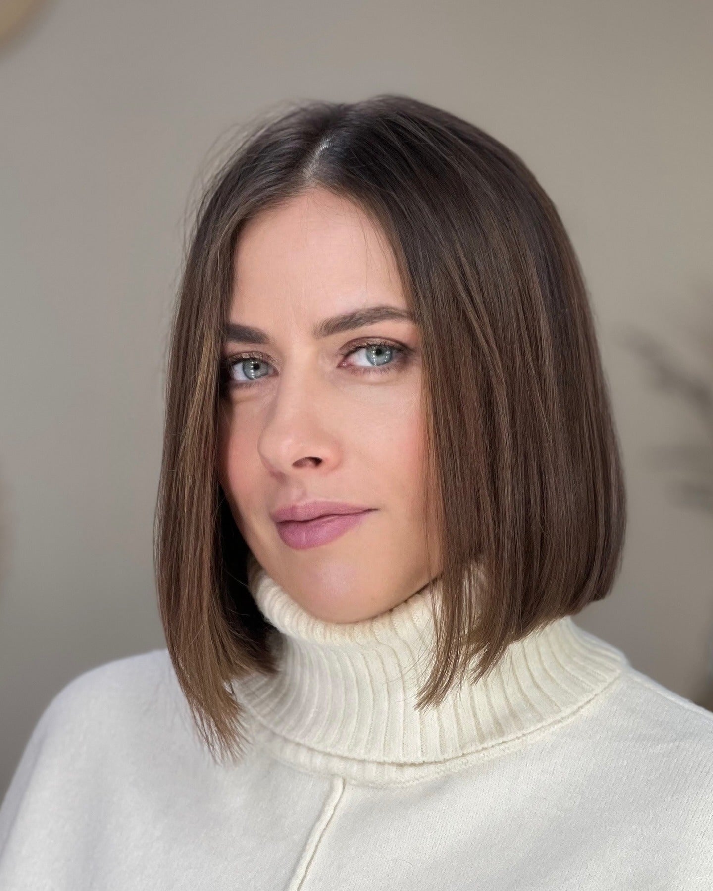 12. Sleek Espresso Bob mit leichter Inversion (stumpfe Bob -Frisuren)