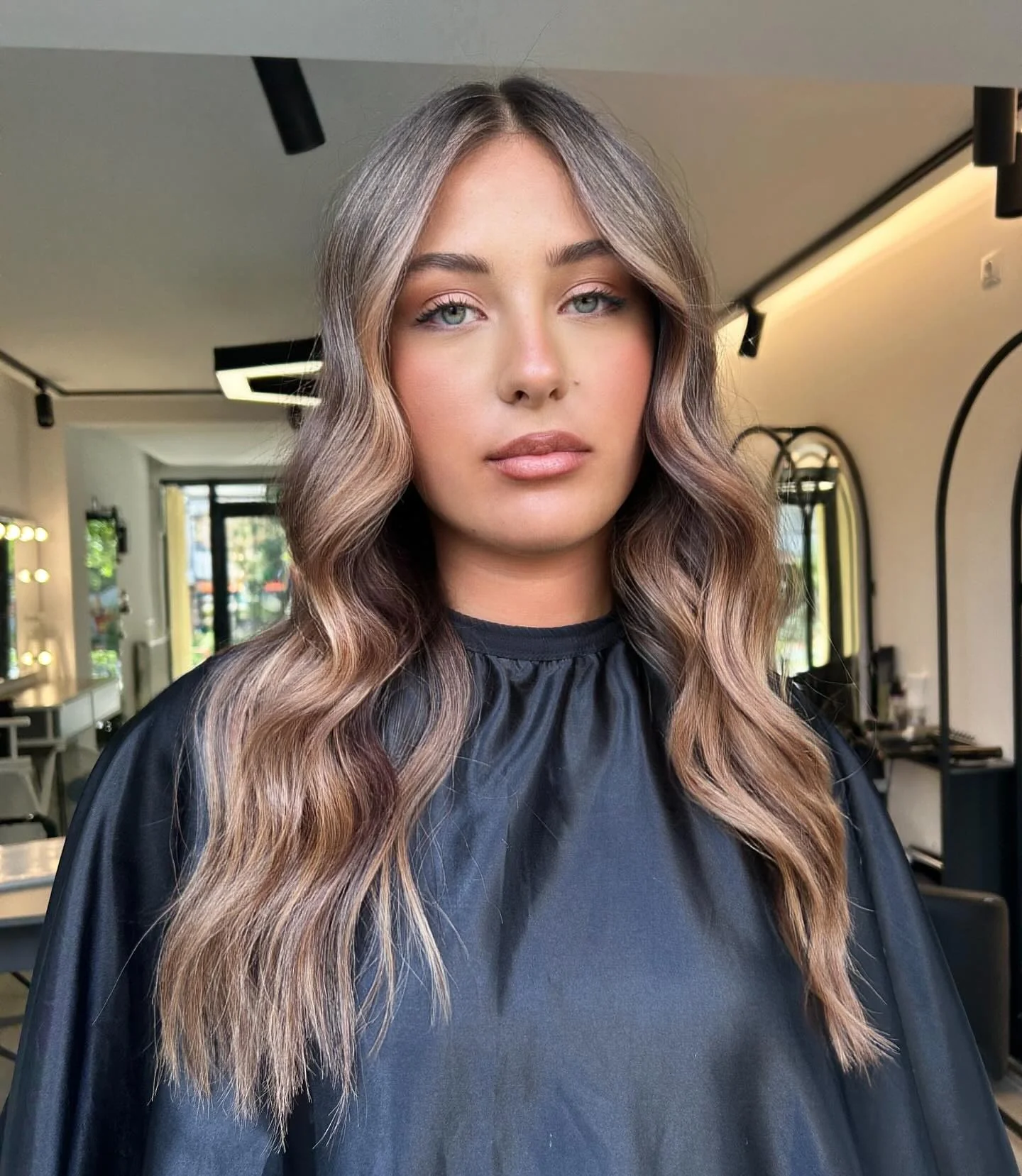 12. Rauchige Karamellwellen mit weichem Gesichtsrahmen (Karamell-Haarfarbe)