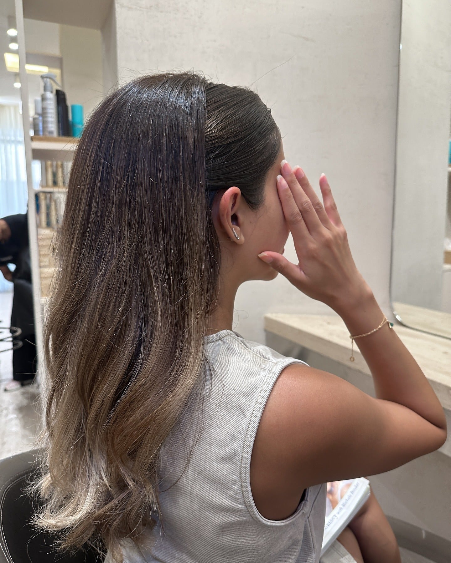 12. Glattes Ombre -Pferdeschwanz mit aschblonden Enden (einfache Frisuren)