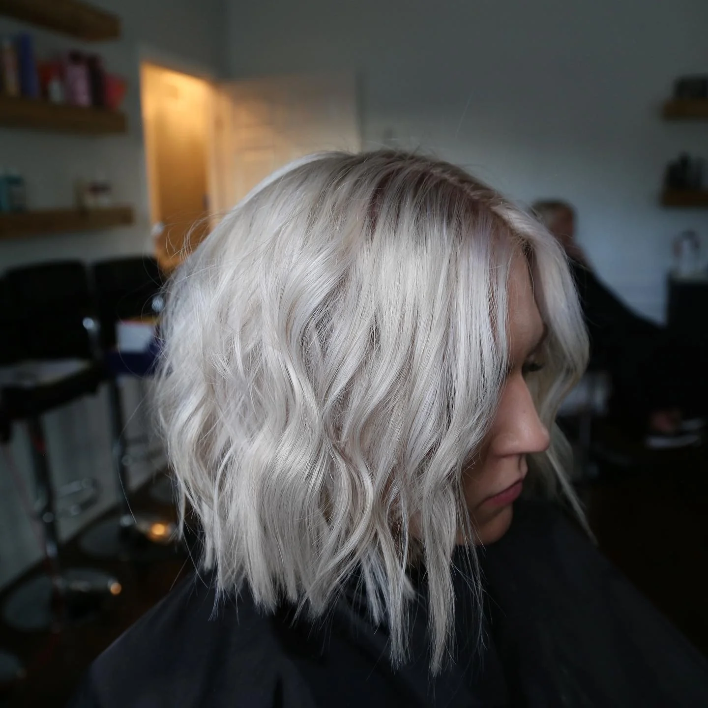 12. Snow Pearl Wavy Bob mit Wurzelschatten (Wavy Bob Hair)