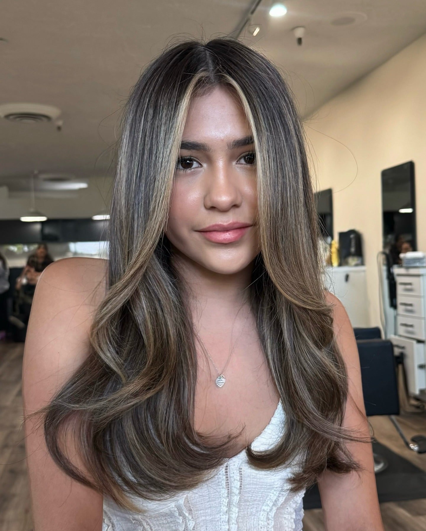 12. Weiche aschbraune Schichten mit subtilen blonden Highlights (Haarfarbe mit Highlights)