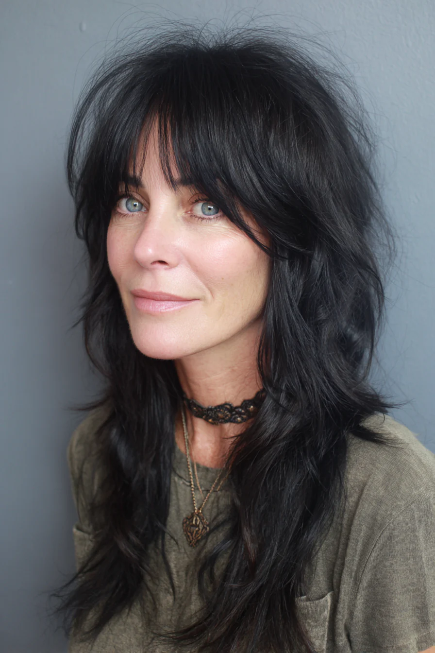 12. Weicher schwarzer Shag mit luftigen Fransen (lange Shag-Frisuren für Frauen über 50) – Lange Shag-Frisuren für Frauen über 50