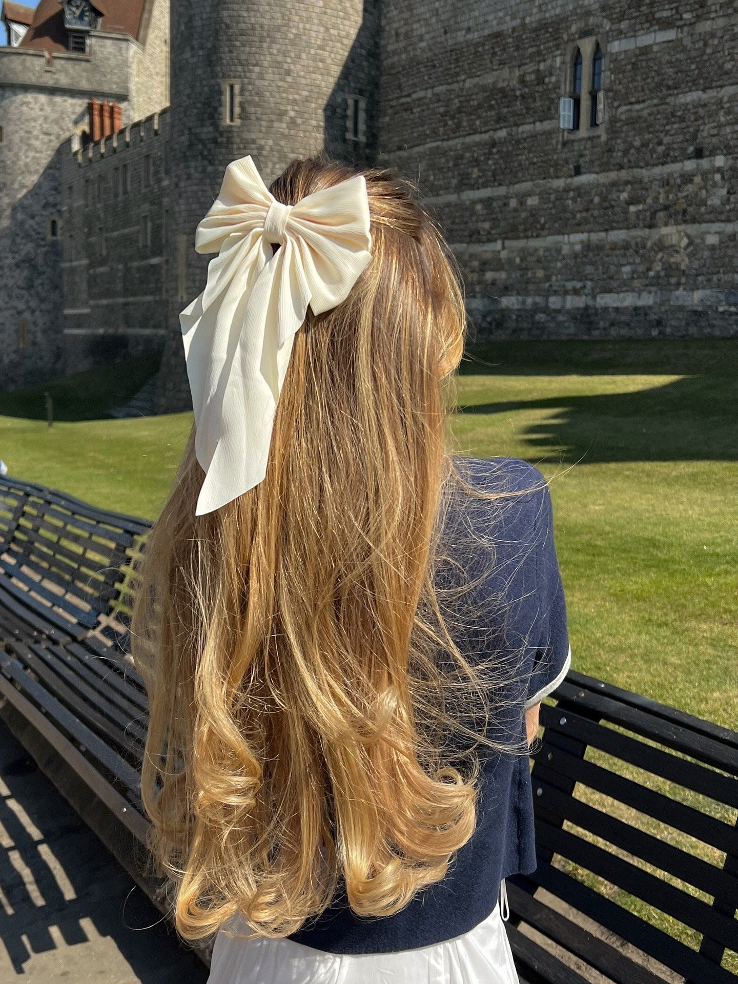 12. Weiche blonde Wellen mit übergroßer Cremebogen (Sommerfrisuren)