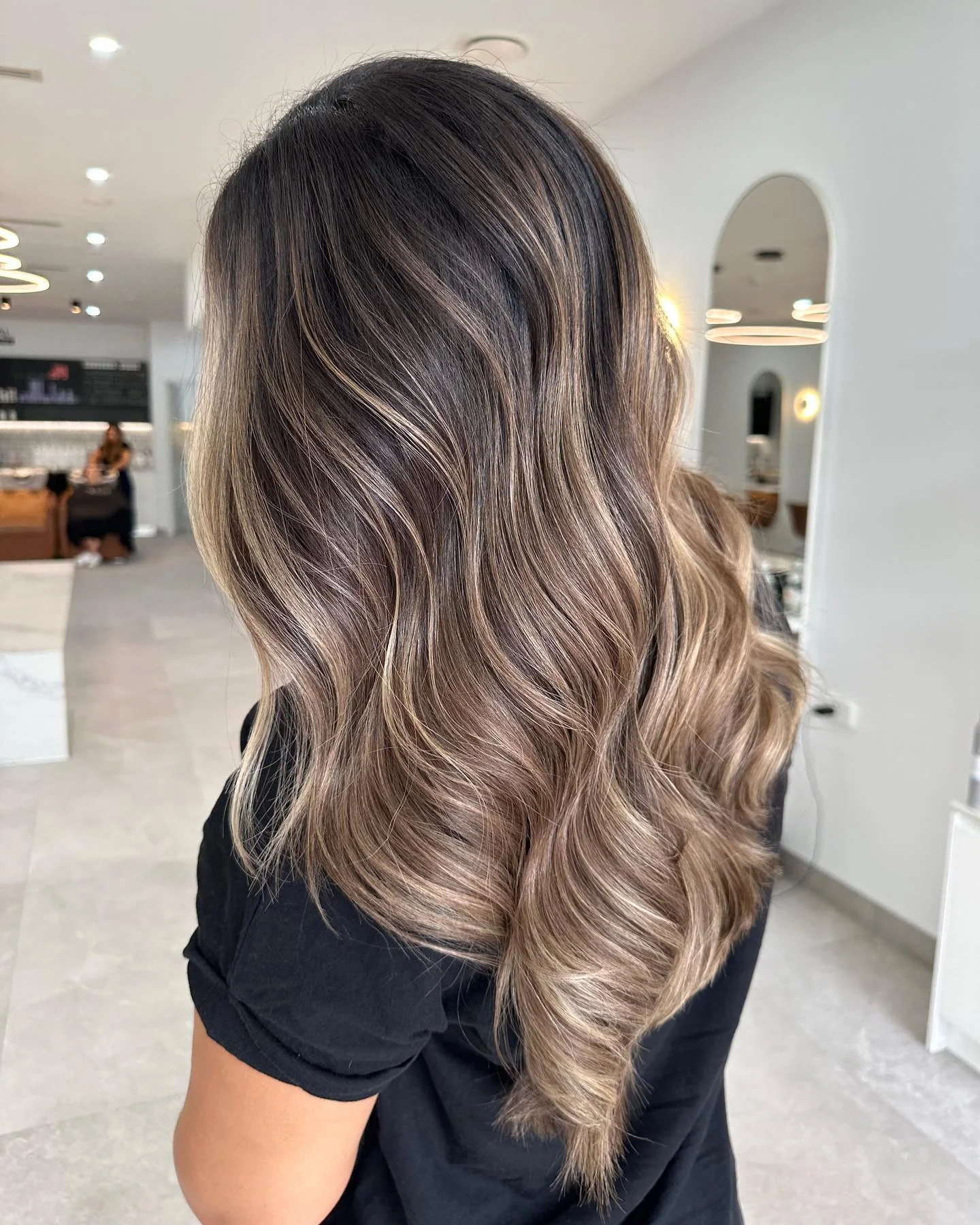 12. Zartbraunes Balayage mit verblasster Karamell-Definition (braunes Haar mit Highlights)