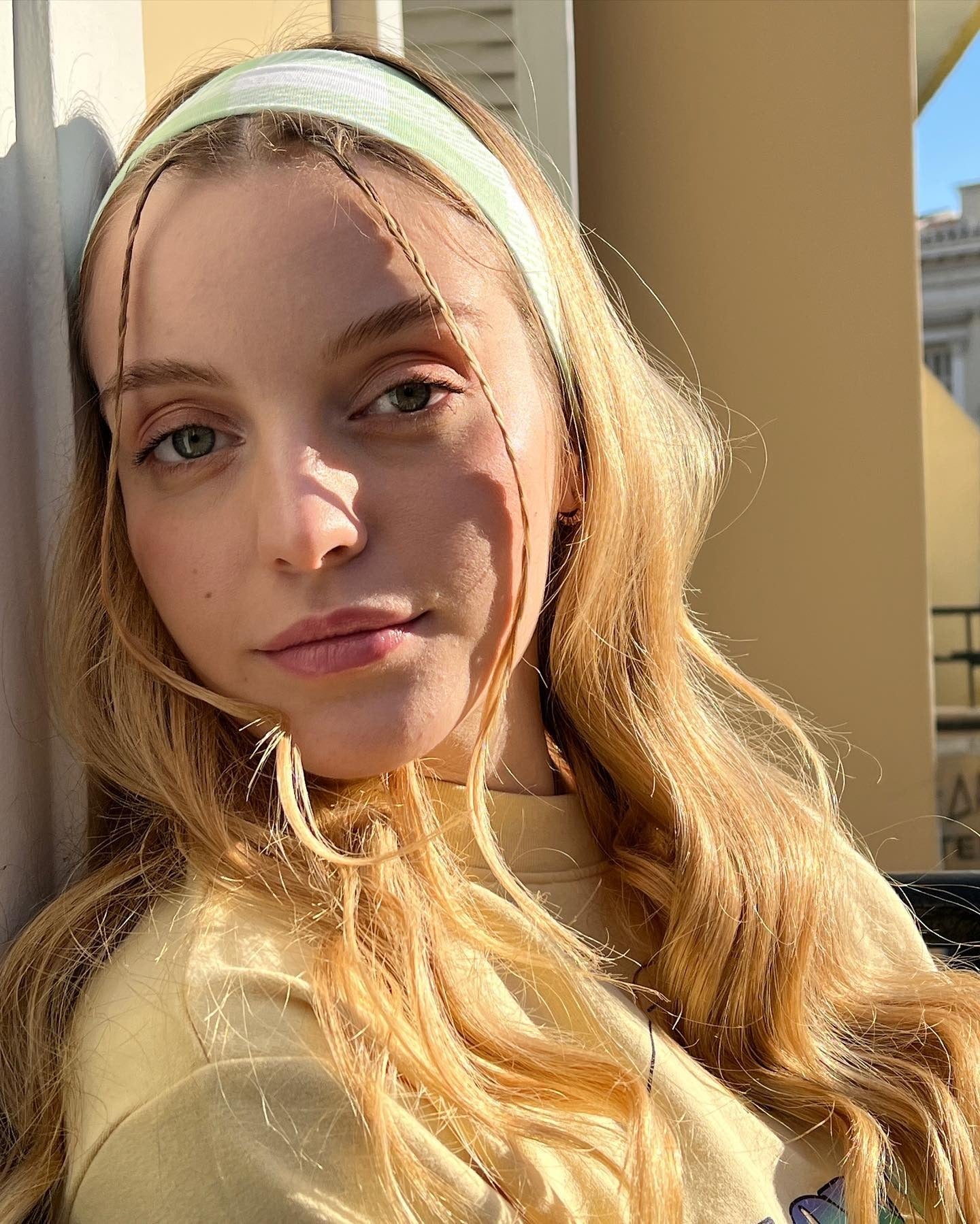 12. Weiche goldene Wellen mit gestreiftem Stoffstirnband (Stirnbandfrisuren)