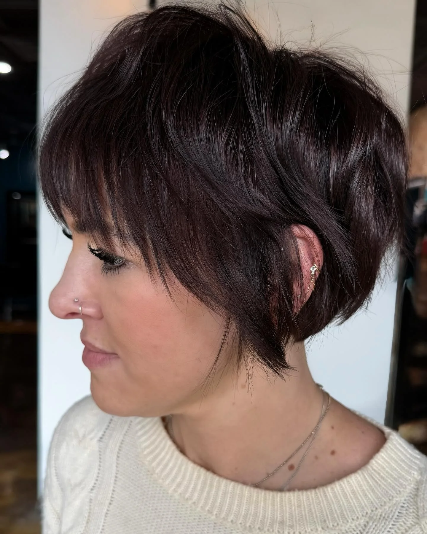 12. Weicher, geschichteter Pixie-Bob mit tiefem Mahagonibraun (Pixie-Bob-Frisuren)