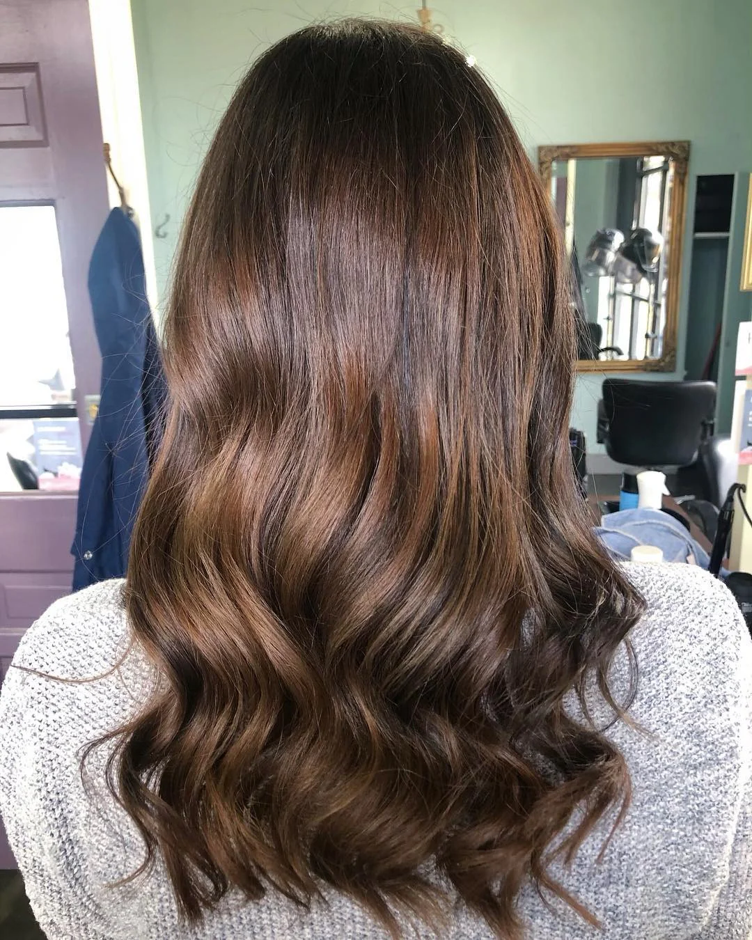 12. Weiche mittellange Wellen mit Mokkabraun-Balayage (Dunkelbraun-Balayage)