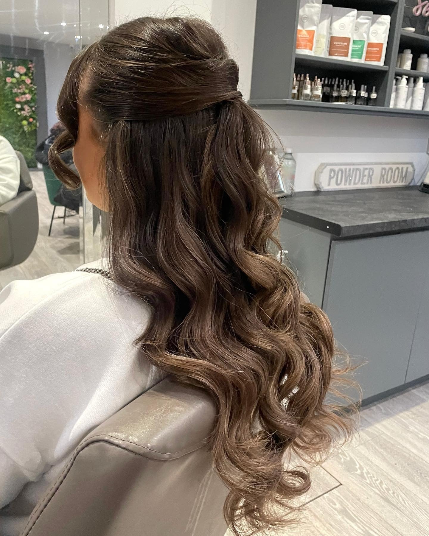 12. Weiches Mokka-Halb-up mit fließenden Locken (Geburtstagsfrisuren)