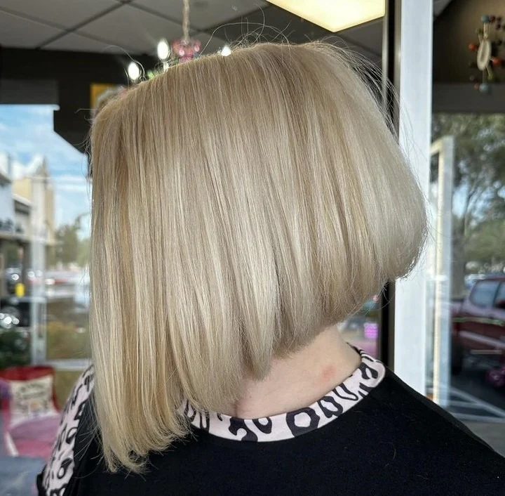 12. Sanfter, vanilleblonder, abgestufter invertierter Bob (invertierte Bob-Frisuren)