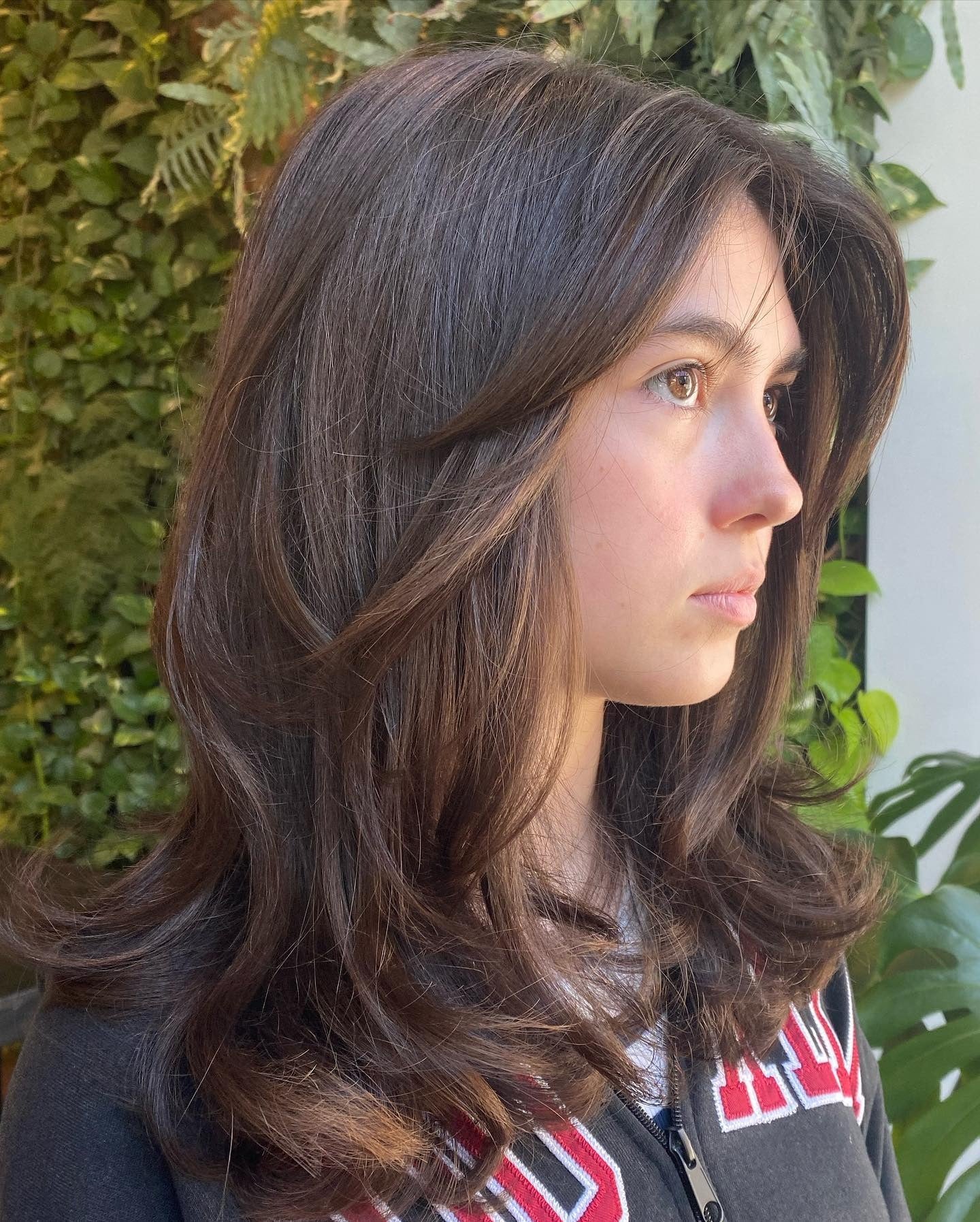 12. Weiche Walnussschichten mit natürlicher Strömung (mittelgroße Schichthaarschnitte)