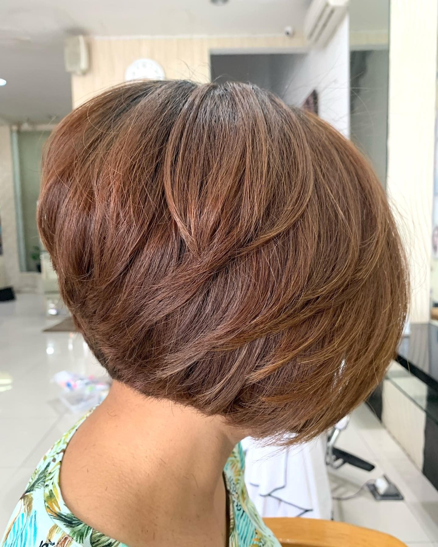 12. gestapelter Zimtbraun, geschichtter Bob (geschichtete Bob -Frisuren)