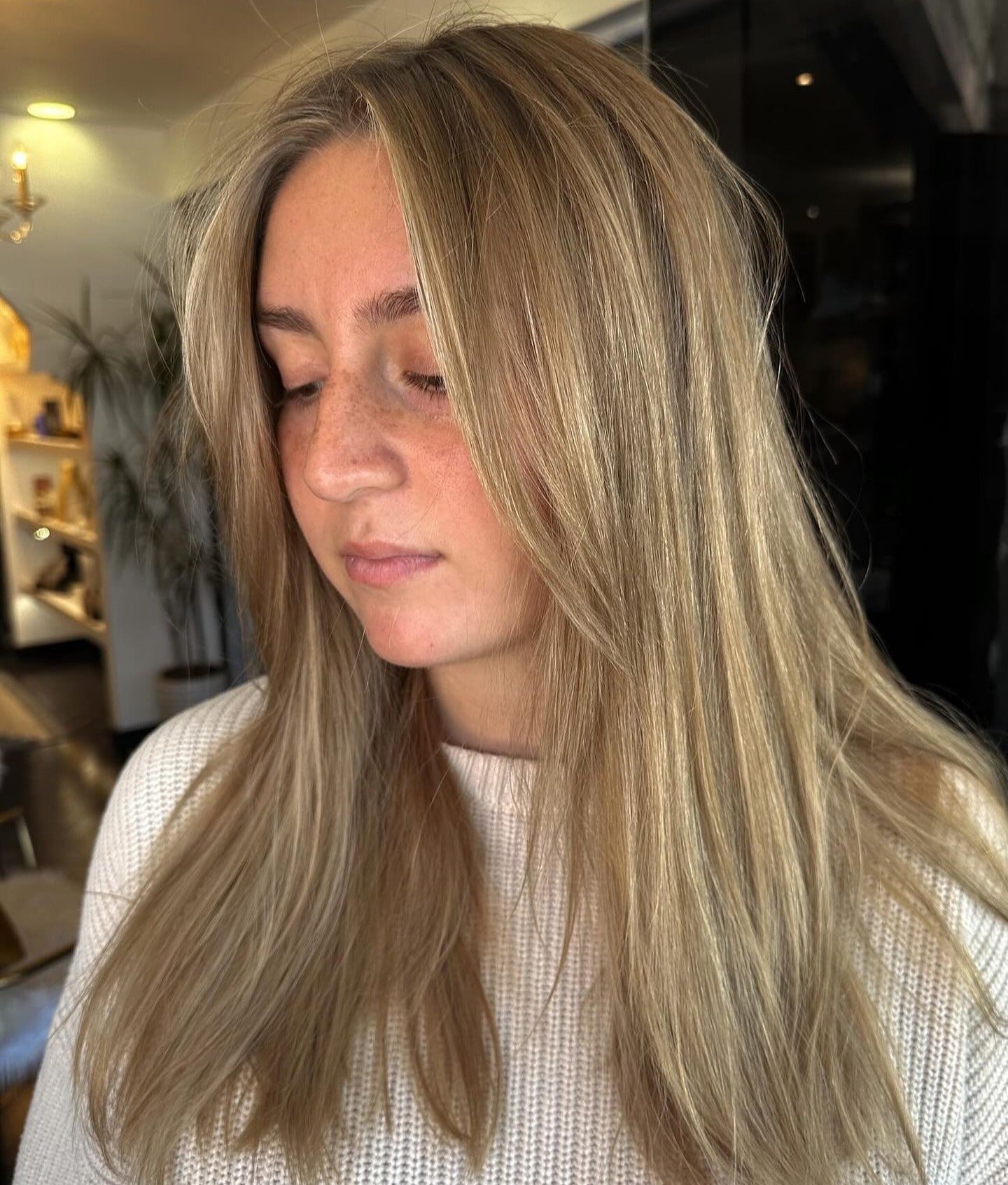 12. Straight Dirty Blonde mit natürlicher Wärme (schmutzige blonde Haarfarbe)