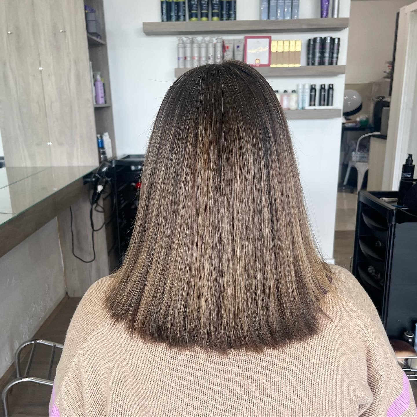 12. Glatter hellaschbrauner Lob mit natürlicher Wurzelmischung (hellaschbraune Haarfarbe)