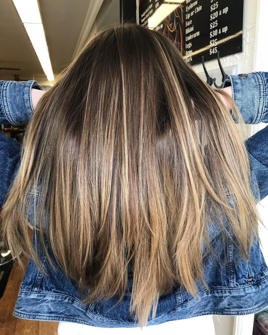 12. sonnenverwöhnter beige Balayage auf langen Schichten (Balayage Haarfarben)
