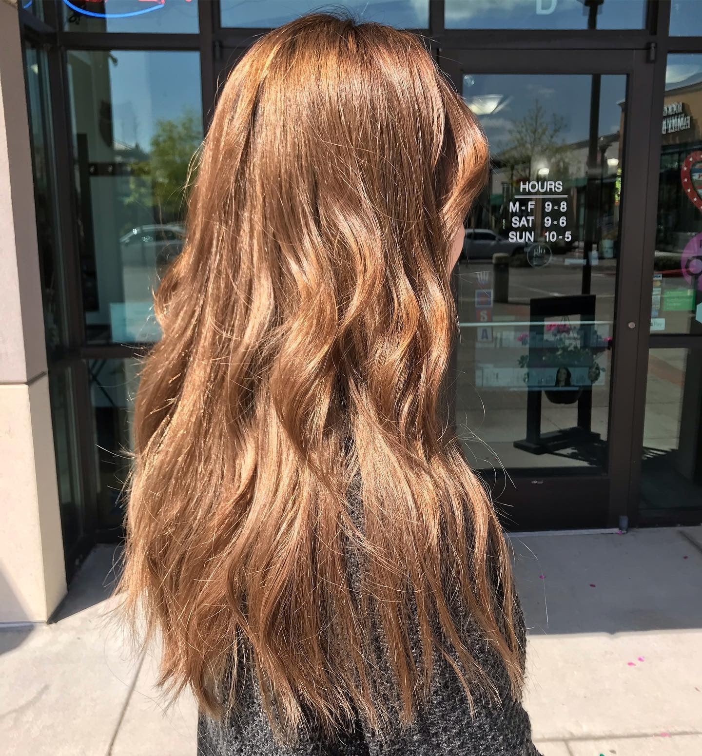 12. sonnenverwöhnte kupferbraune Wellen (hellbraune Haarfarbe)