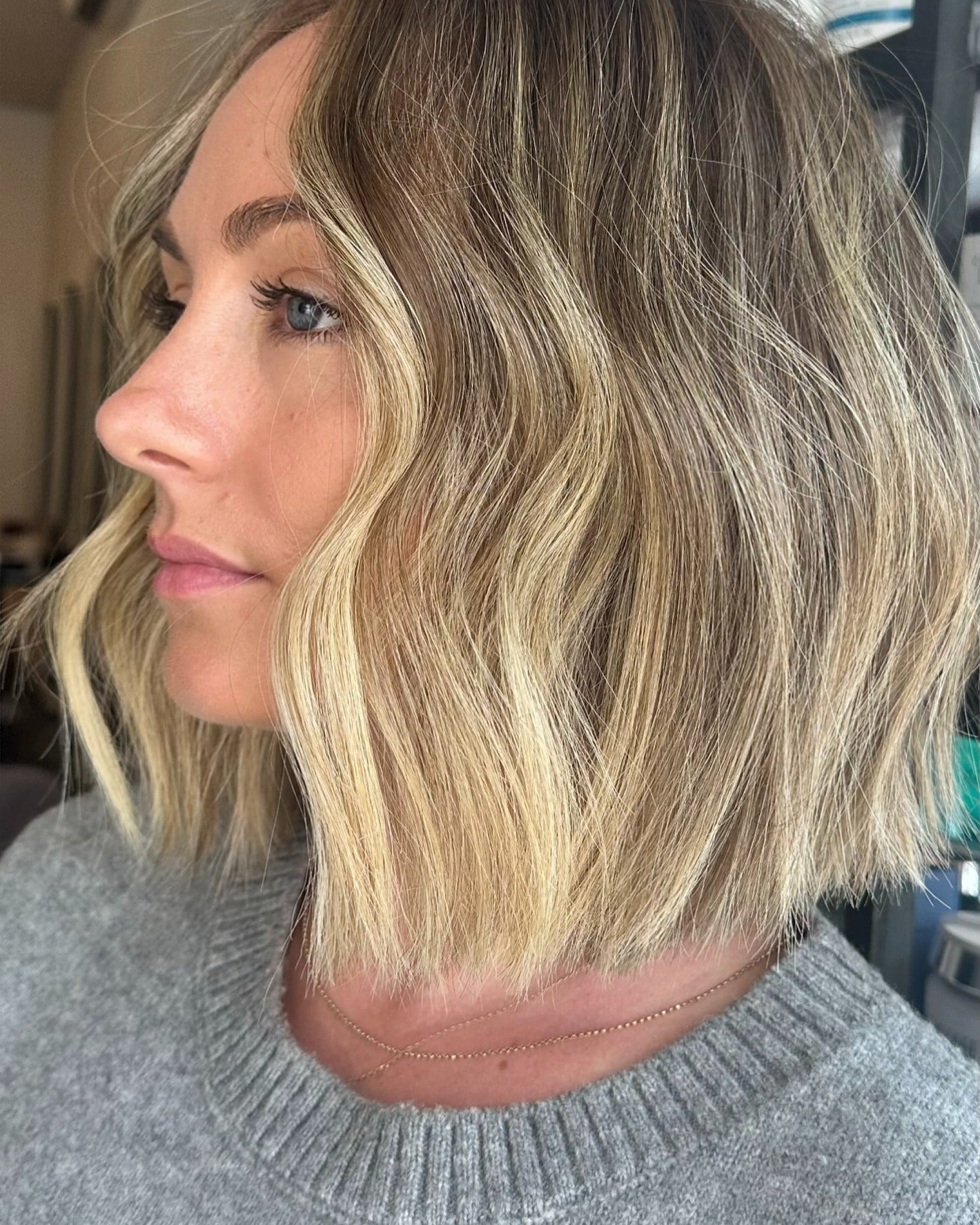 12. Sonnenlicht Blonde Bob mit weichen Wellenschichten (Hüpfbobhaar)