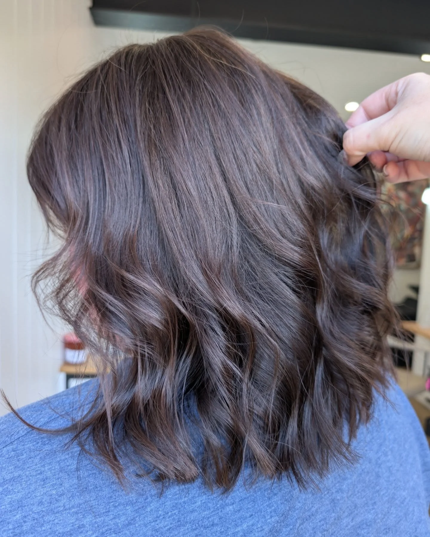 12. Strukturiertes schokoladenbraunes Haar mit gemischten Highlights (schokoladenbraunes Haar mit Highlights)