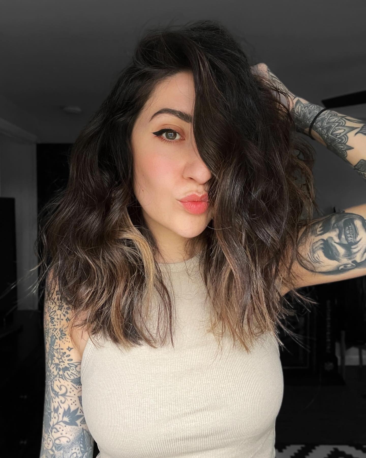 12. Textured Dark Lob mit hellen Enden (mittelgroße Frisuren)