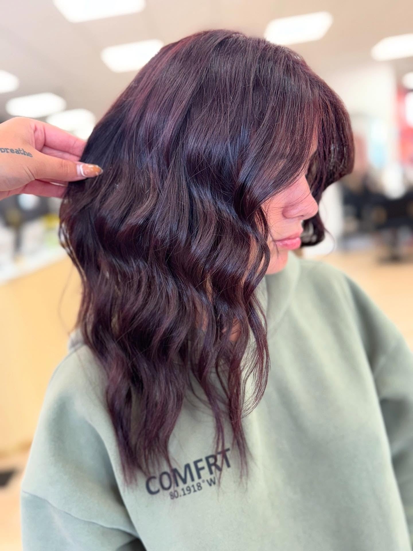 12. Strukturierte Pflaumenwellen mit Seitenschichten (Pflaumenhaarfarbe)