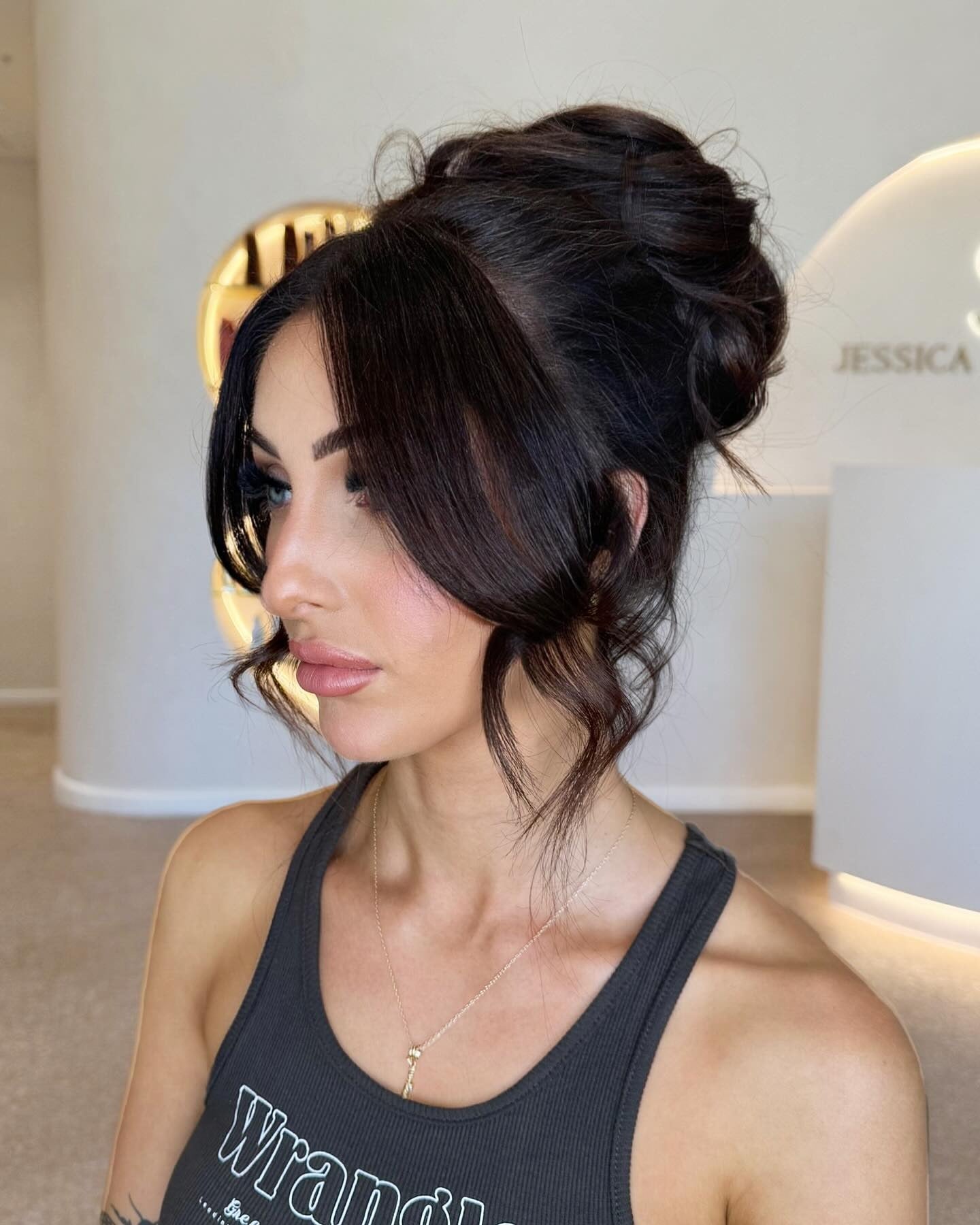 12. Hochtes Brötchen mit Vorhangponsen in Espressobraun (Winterfrisuren)