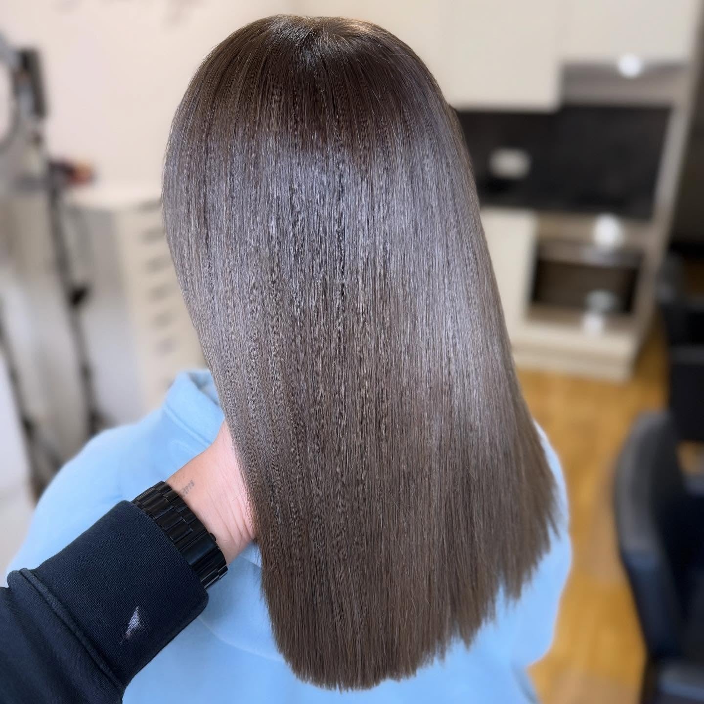 12. Ultra-Sleek Cool Ash Brown Finish (Aschbraune Haarfarbe)