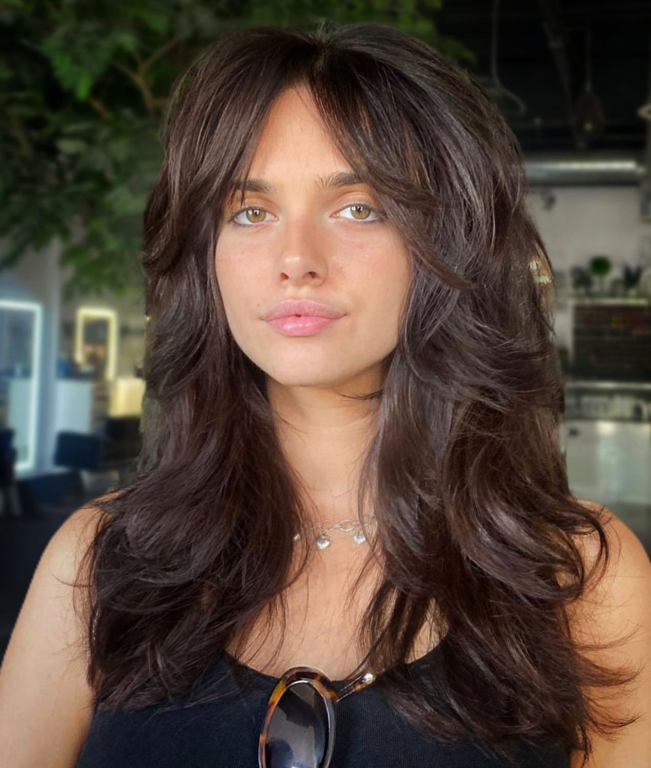 12. voluminöse dunkle Schichten mit gefiedertem Rand (Fransenfrisuren)