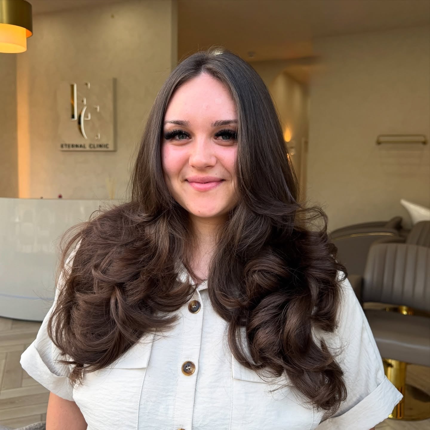 12. Volumenschichten auf schokoladenbraunem Haar (geschichtete Frisuren)