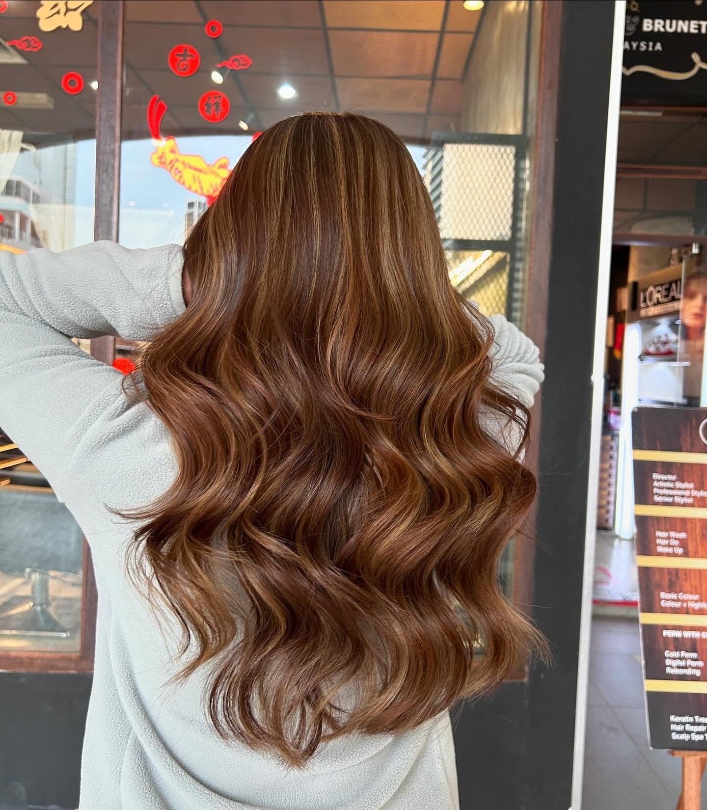 12. warme glänzende honigbraune Wellen (Honigbraune Haarfarbe)