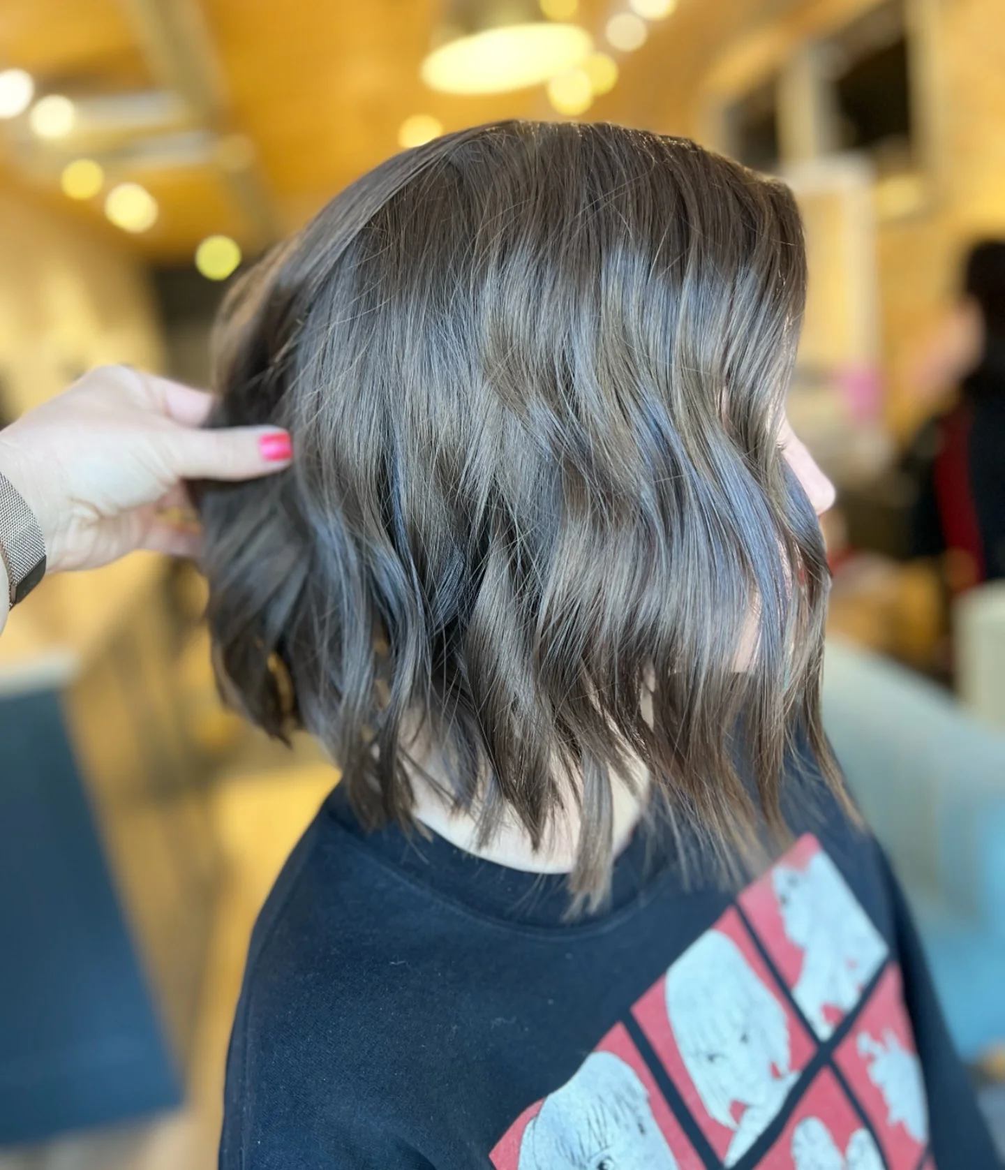 12. Welliger A-Linien-Bob mit rauchigem Aschbraun (A-Linien-Bob-Haarschnitt)