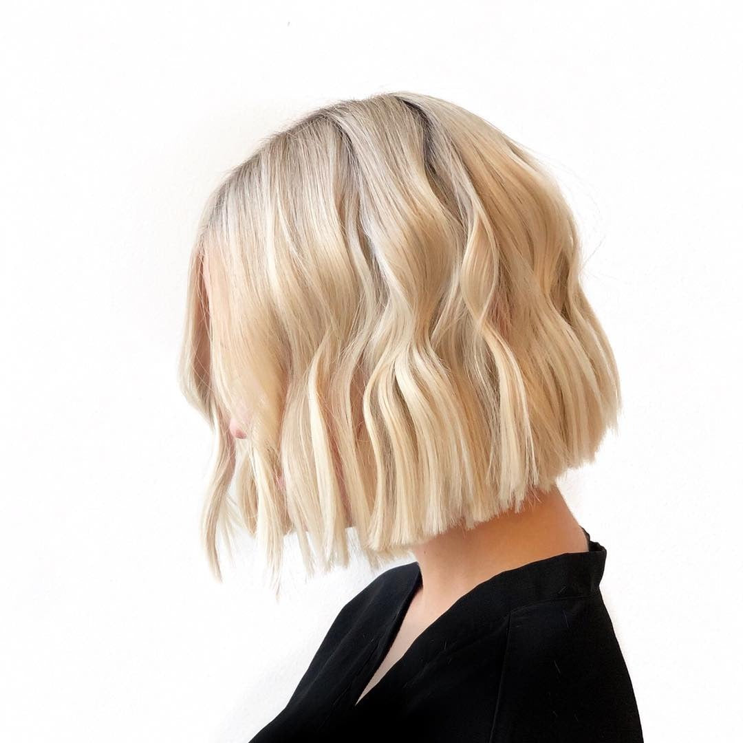 12. Wavy Platinum Bob mit strukturierten Enden (Kinnlänge Bob)