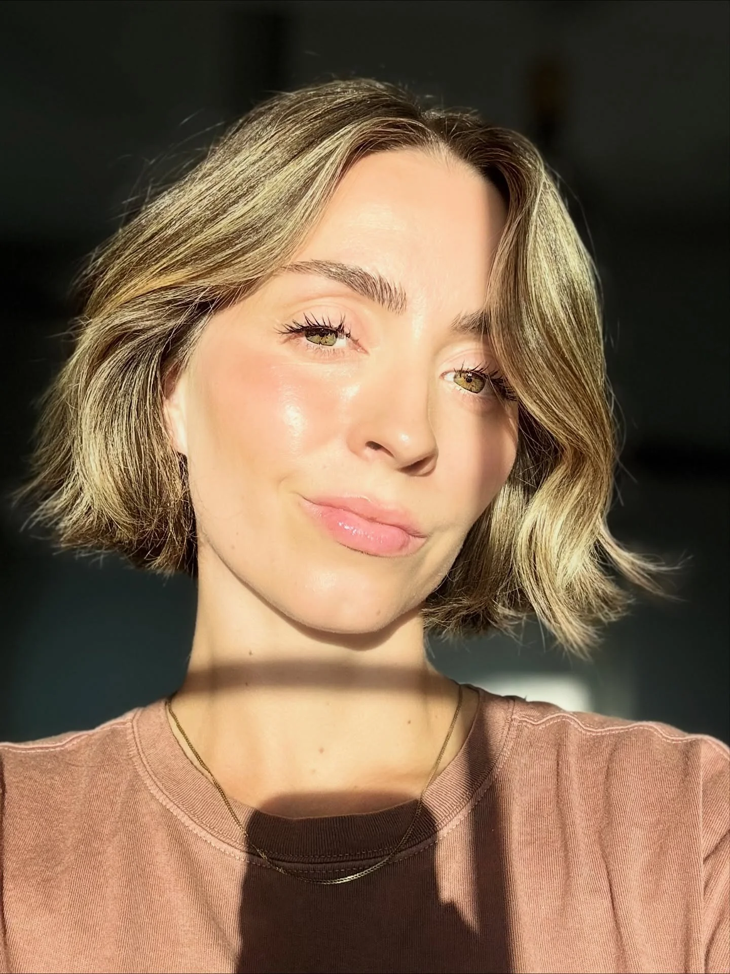 12. Welliger kurzer Bob mit dezenter Bronde-Mischung (kurzes Bob-Haar)