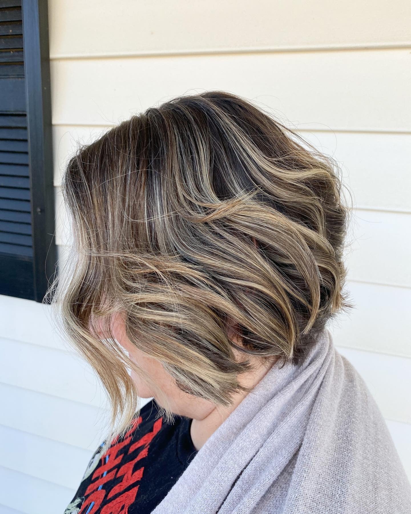 12. Wavy Stapeled Bob mit Karamell -Highlights (gestapelte Haarschnitte)