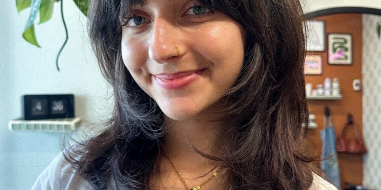 13 Anlagen mit kurz geschichteten Haarschnitten mit Pony für 2025