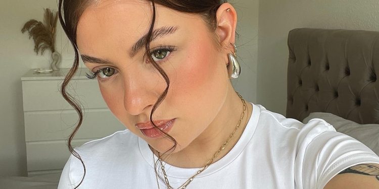 13 Baddie Frisuren für insta-würdiges Aussehen