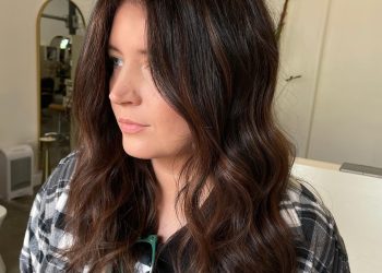 13 Dunkelbraunes Balayage, das pflegeleicht ist 2026