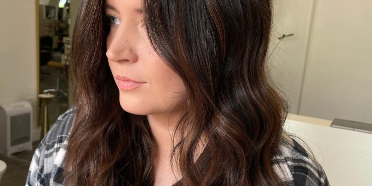 13 Dunkelbraunes Balayage, das pflegeleicht ist 2026