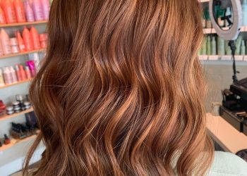 13 Rotbraune Haare mit Highlights -Stile, die es nageln