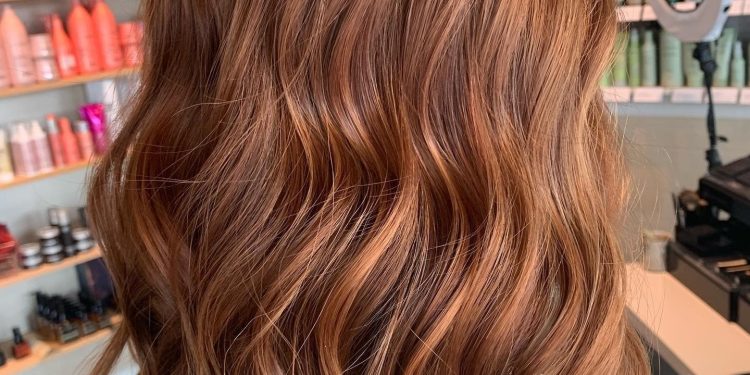 13 Rotbraune Haare mit Highlights -Stile, die es nageln