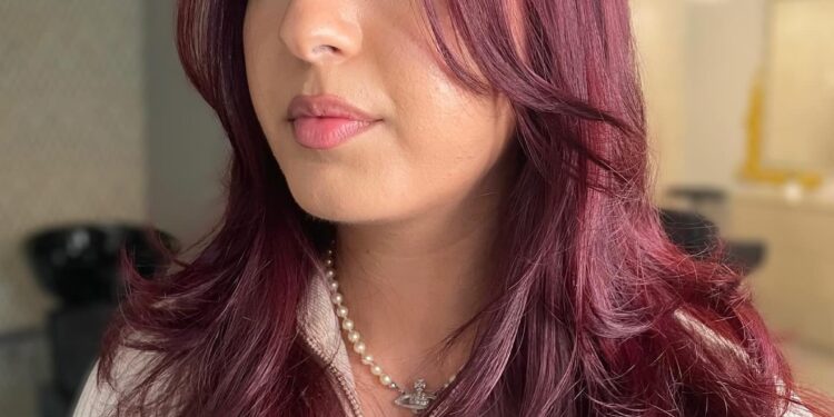 13 atemberaubende dunkelrote Haarfarbideen, die Sie sehen müssen