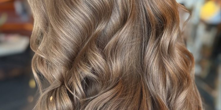 13 atemberaubende dunkle blonde Haarfarbe Ideen, die man jetzt ausprobieren kann