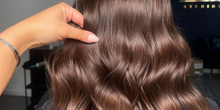 13 beste schokoladenbraune Haare mit Highlights für diese Saison