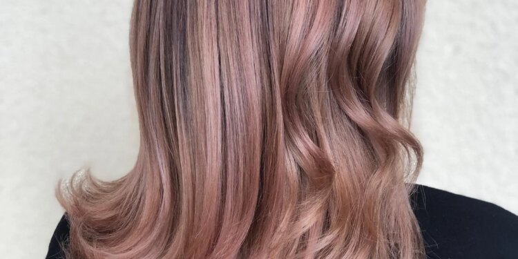 13 dezente rosabraune Haarfarben für einen natürlichen Touch