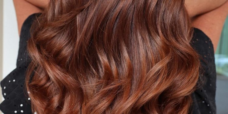 13 dunkle Auburn Haarfarbenstile, die leuchten